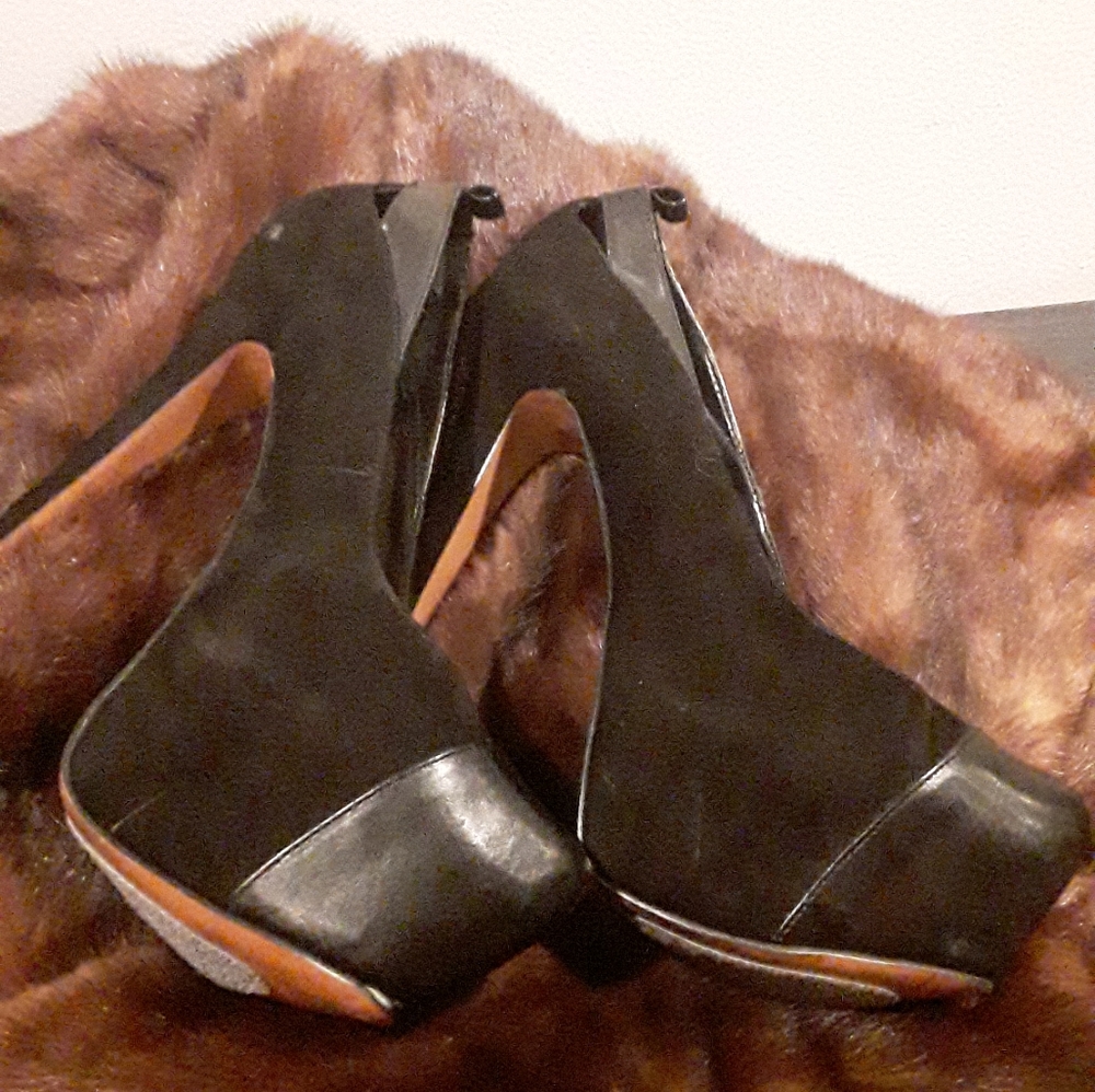 H by Halston EUC leather suede stilettos